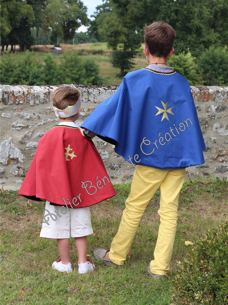 Atelier Bénédicte Création - Déguisement pour garçon cape de chevalier réversible en cape de zorro créé et cousu à Poitiers 